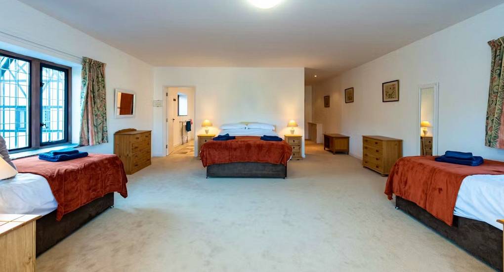 Monmouth Manor hen accommodations bedroom eight