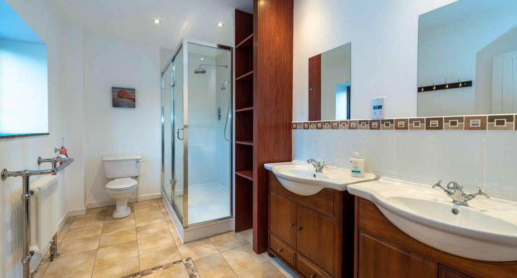Monmouth Manor hen party accommodations bathroom