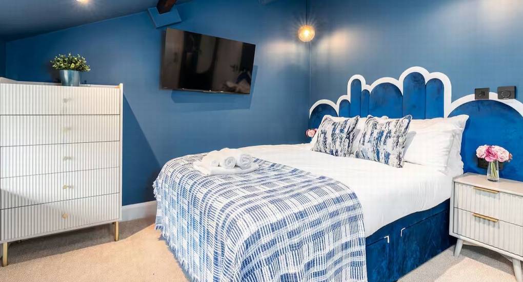 Bright, colourful double bedroom with 1980s retro style at Mountaintop Marvel