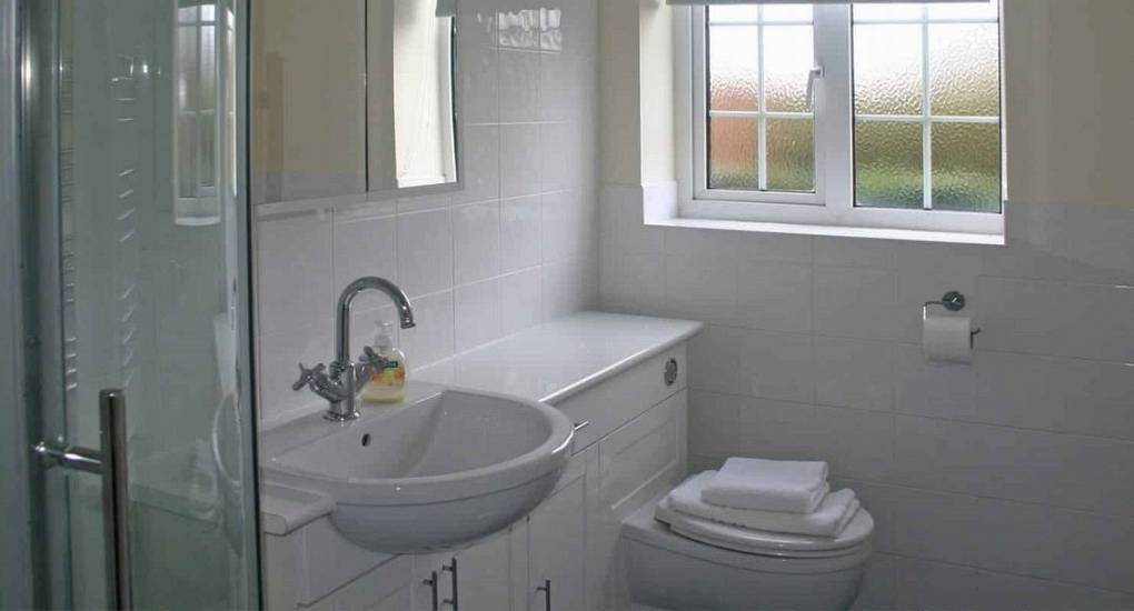 new-forest-bedroom-hen-do-accommodation-bathroom-and-sink