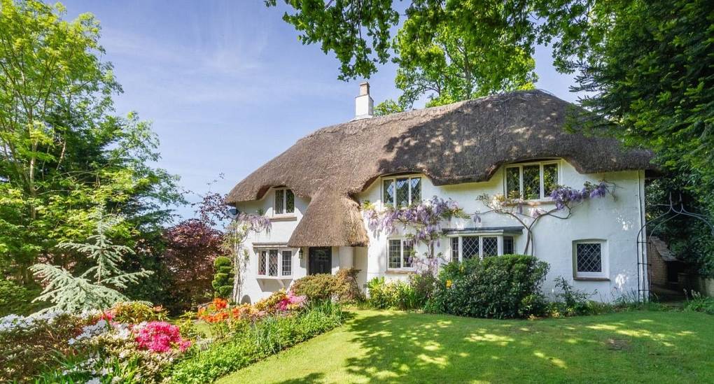 Outside view of The Thatch, New Forest hen Do Accommodation