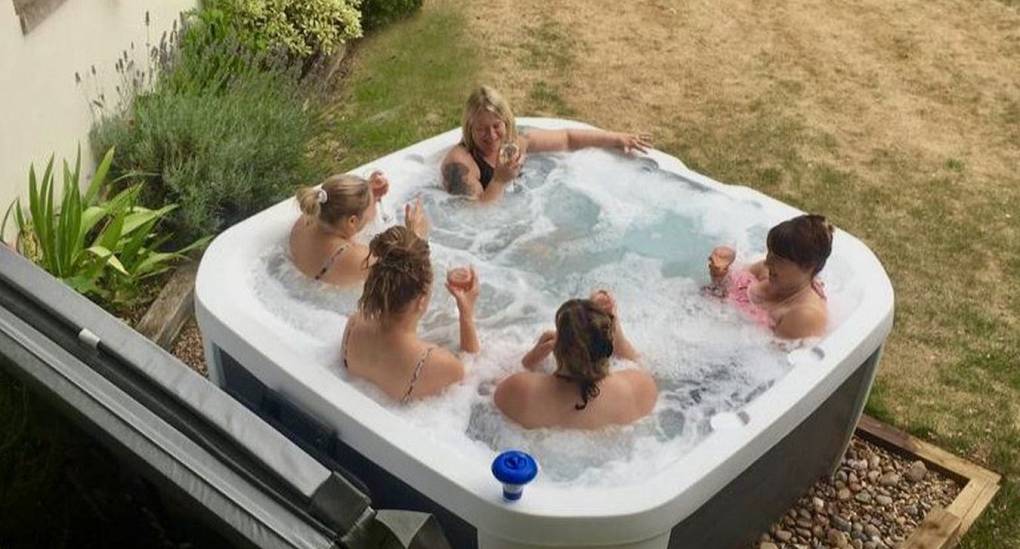 new-forest-bedroom-hen-do-accommodation-hot-tub