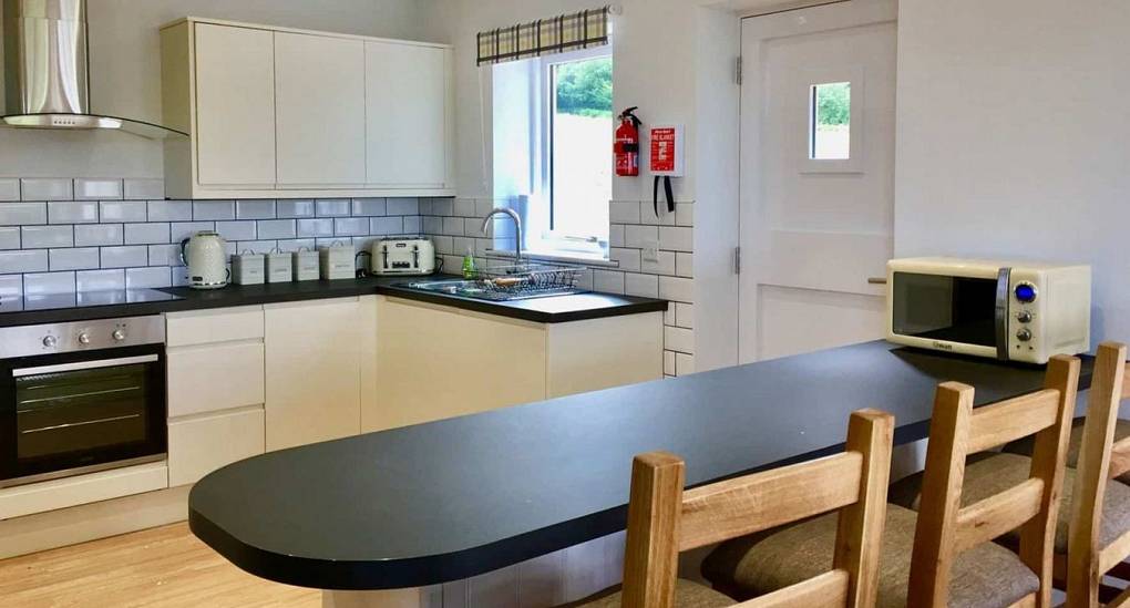 new-forest-bedroom-hen-do-accommodation-kitchen-2