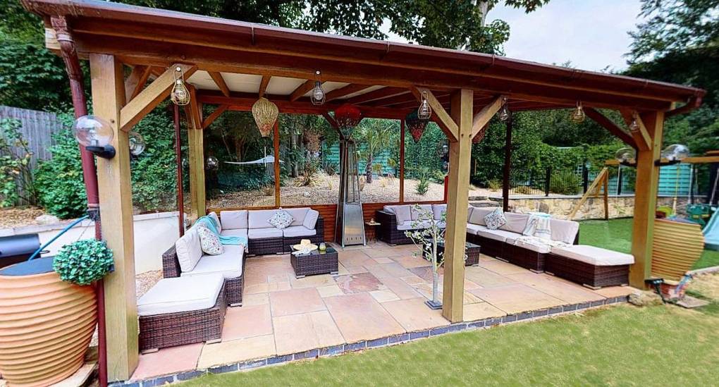 new-forest-bedroom-hen-do-accommodation-outside-seating-with-roof