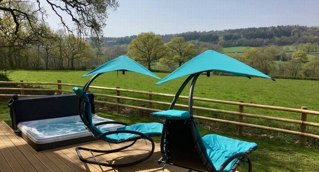 new-forest-bedroom-hen-do-accommodation-outside-seating