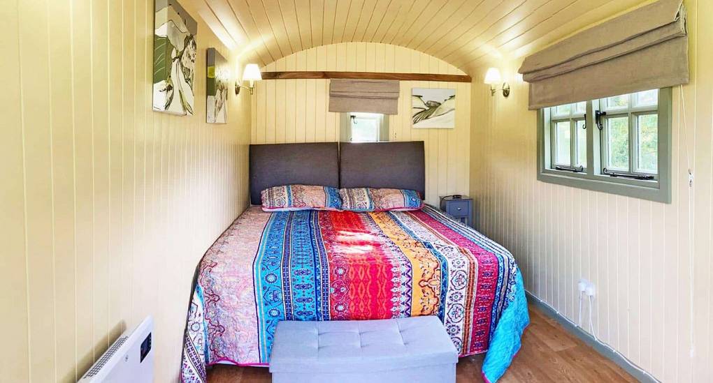 new-forest-bedroom-hen-do-accommodation-shepherd-hut-bedroom