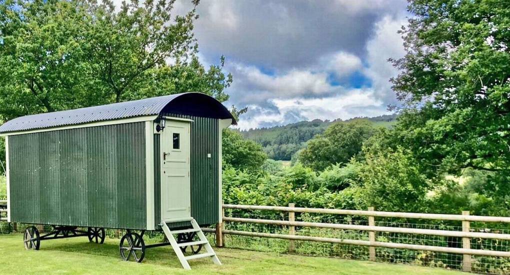 new-forest-bedroom-hen-do-accommodation-shepherd-hut