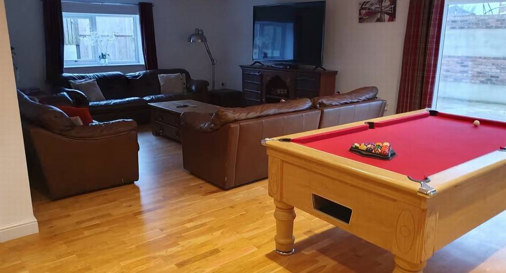 new-yorker-lounge-and-pool-table.jpg
