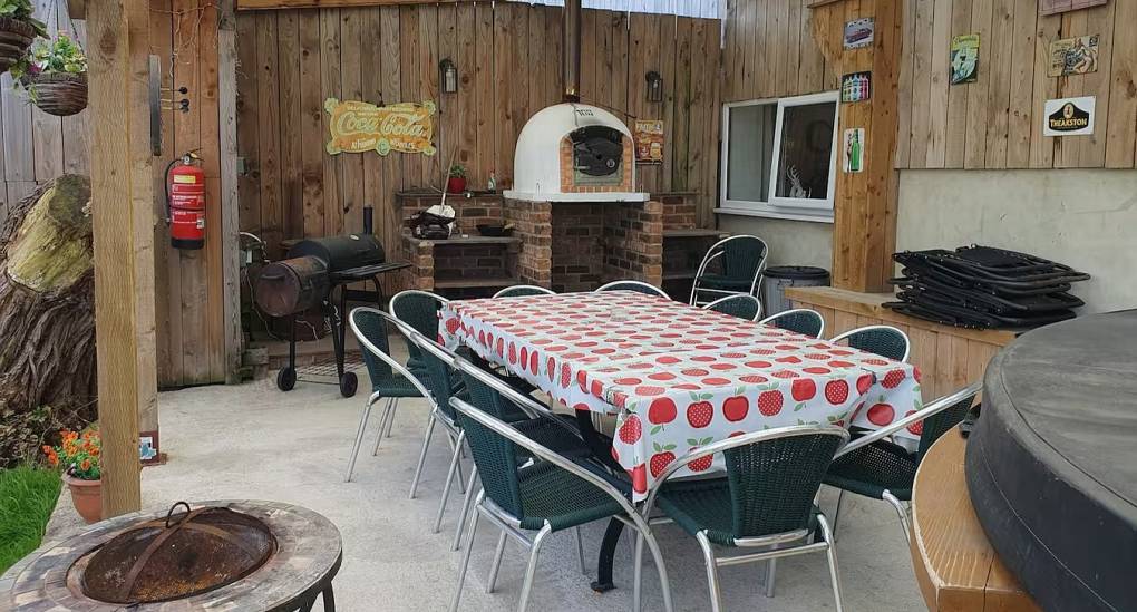 new-yorker-patio-and-pizza-oven.jpg