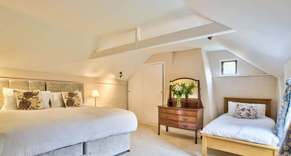 Triple room with three single beds or double and single