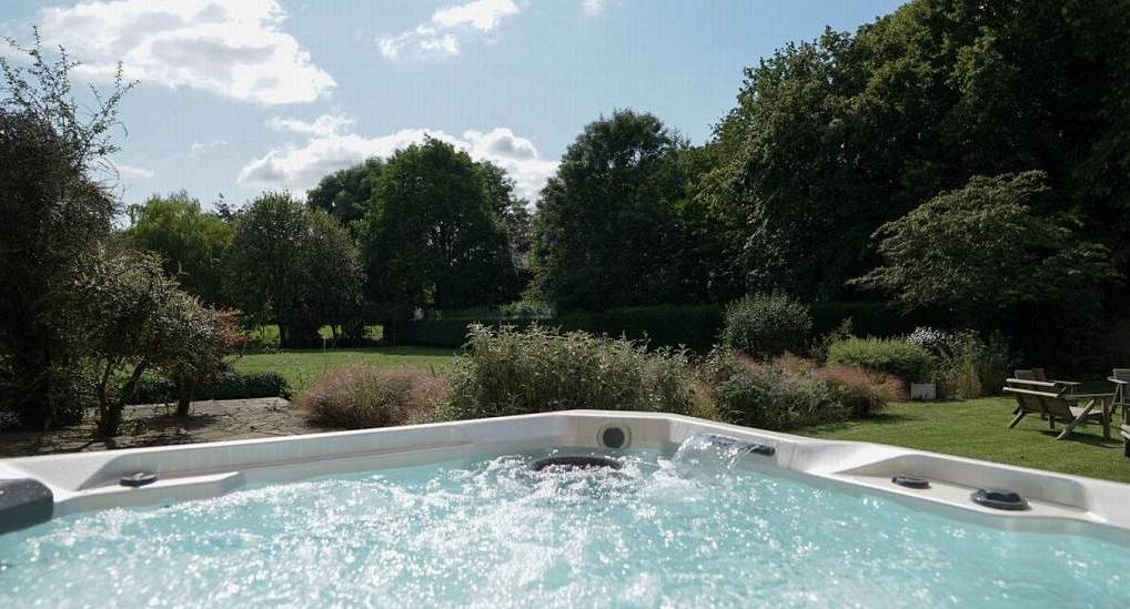 The outdoor hot tub and garden grounds at Victorian Villa, a Norwich hen party house with a pool table.