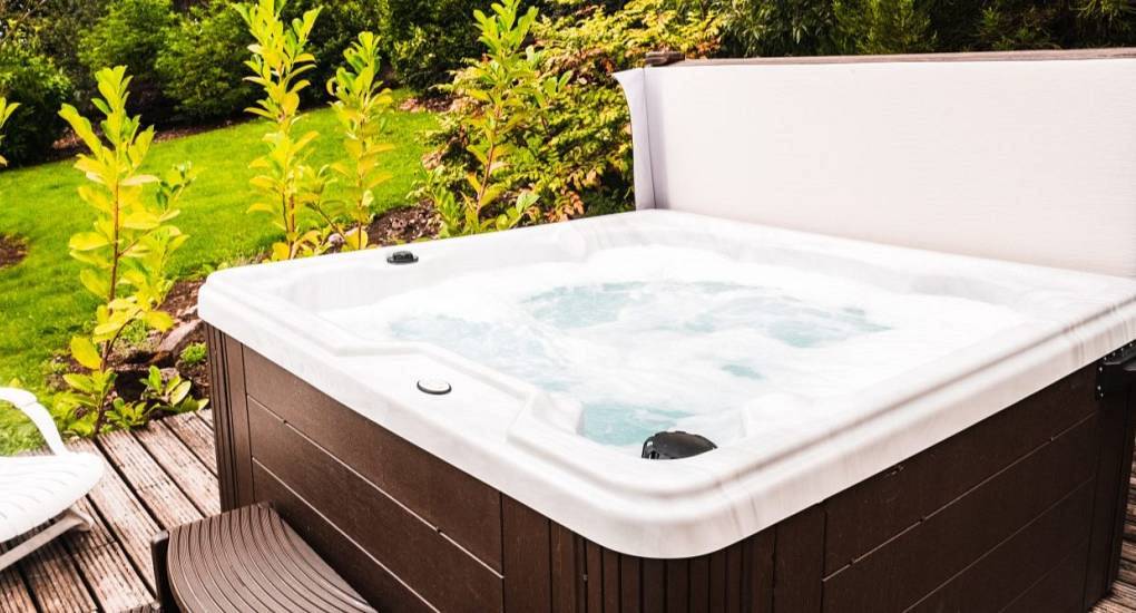 The Paddock Two: Luxury hen party cottage near Nottingham with private hot tub and shared games room.