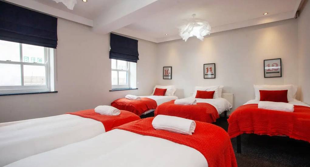 One of the 4 bedrooms at The Cardiff Bunkhouse with 5 single beds