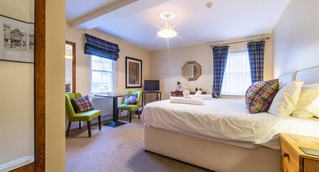 one-of-the-spacious-ensuite-bedrooms-at-the-gloucestershire-hen-party-house-deans-forest-retreat.jpg