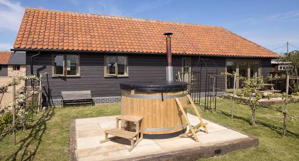 orchard-barns-outside-and-wood-fired-hot-tub.jpg