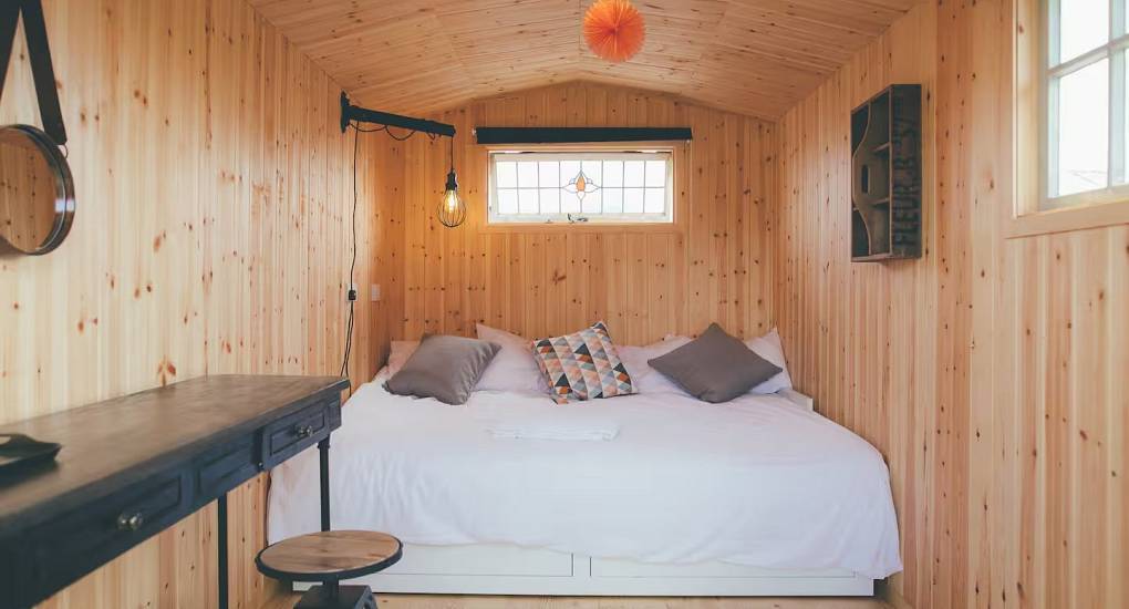 orchard-barns-shepherds-hut-bedroom.jpg