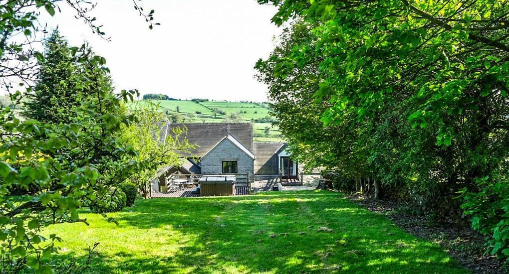 The Paddock One: Luxury hen party house near Nottingham with hot tub, cinema room, and scenic rural views.