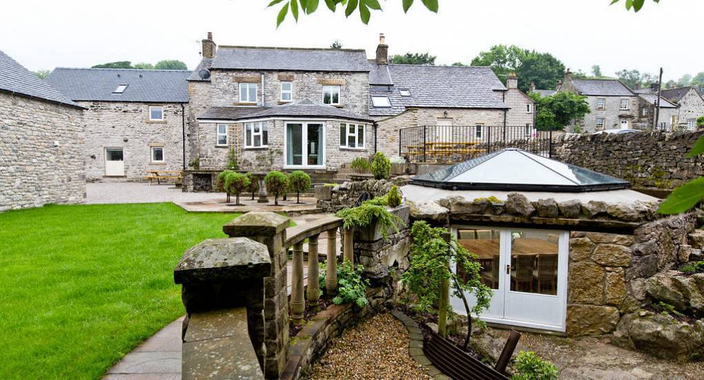 Peak Star: Traditional Derbyshire stone hen cottages in Taddington with garden views and billiards room.