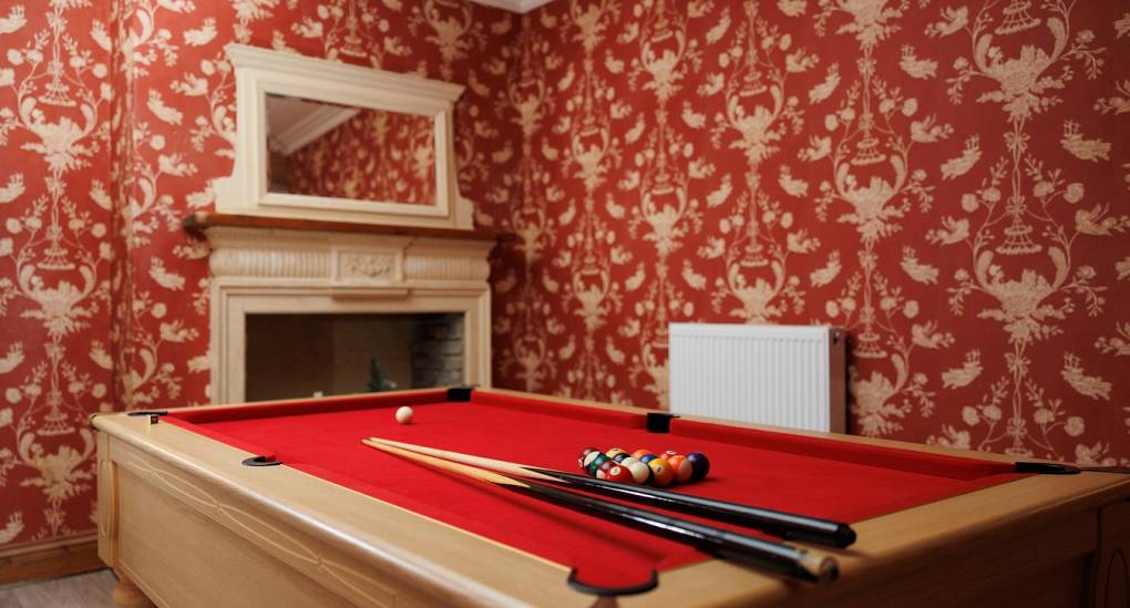 Regal Manor two luxury party house has a pool table