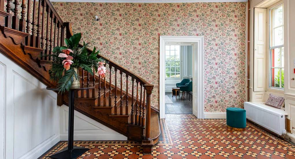 Open space in the hallway at the Regal Manor two luxury party house