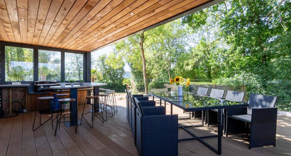 Outside dining and bar area at Retreat 12 providing flexible dining arrangements 