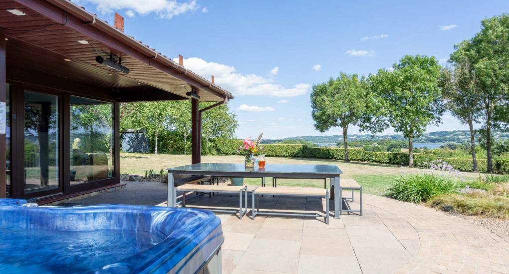Hot tub and outdoor dining at Retreat 20