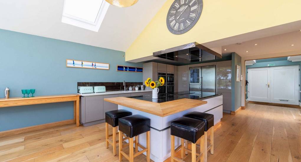 Full kitchen view in Retreat 20 with breakfast bar