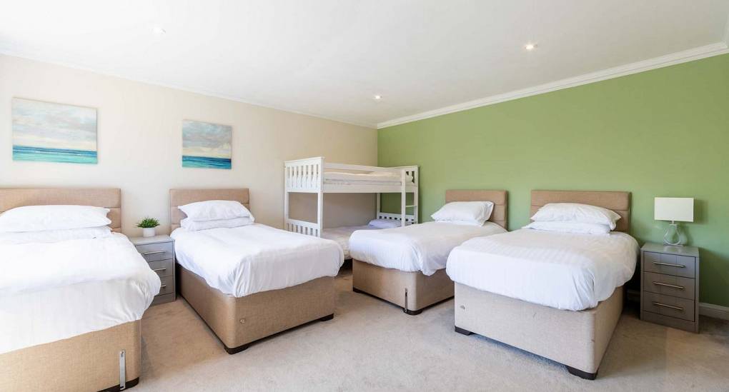 This is the largest bedroom in Retreat 20 offering sleeping arrangements up to 6 hens
