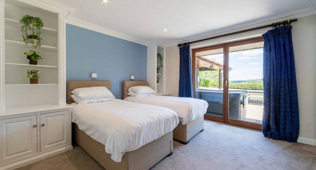 Twin room with patio doors to the Hot Tub at Retreat 20
