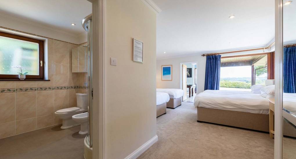 Ensuite bedroom with 4 single beds at Retreat 20