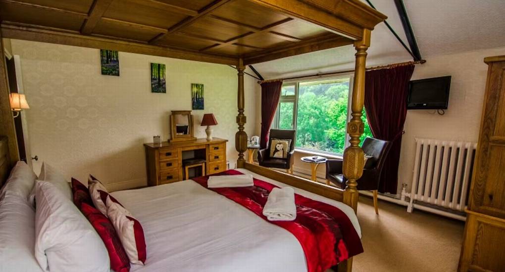 A spacious bedroom at River View Lodge with a beautiful four-poster bed, perfect for a Herefordshire hen party.