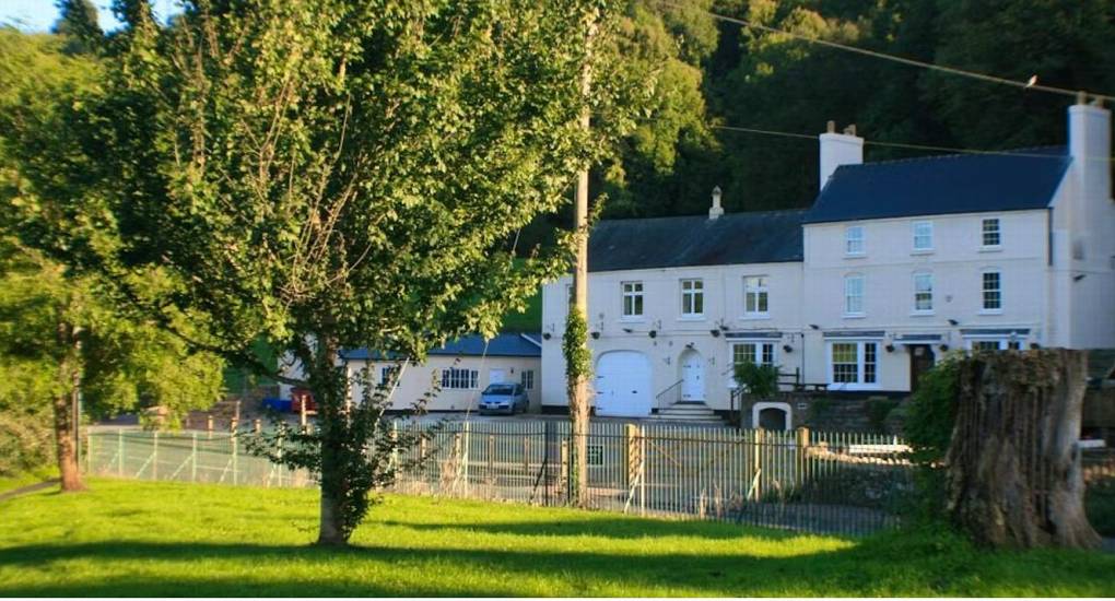 The front view of Ross Lodge Gloucestershire and the grounds, showcasing the size of this Gloucestershire hen do accommodation house.