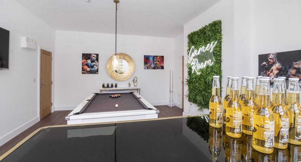 shire-manor-york-pool-table-and-bar.jpg