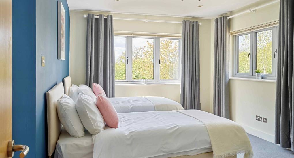 En-suite twin bedroom at Spa Town, a luxury Cheltenham hen party house with pool and facilities for 24 guests.