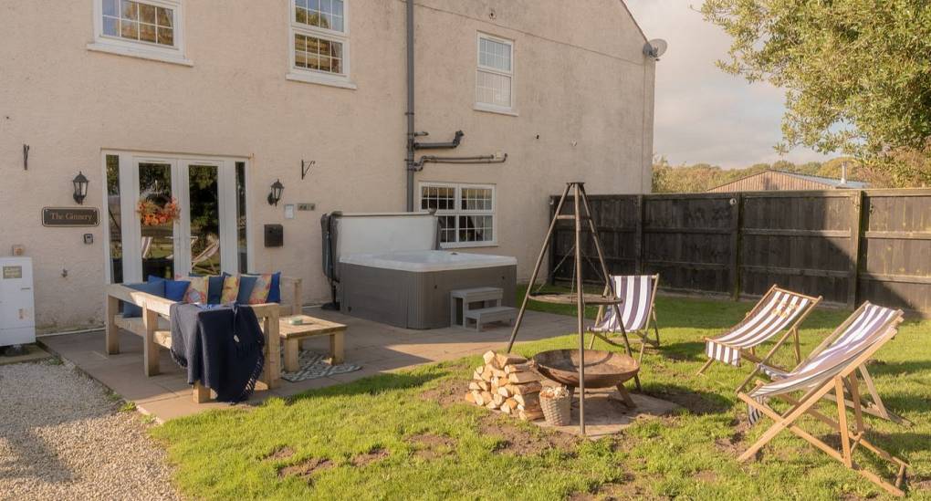 Garden Fire pit and hot tub