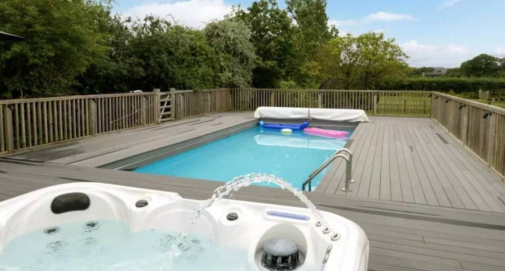 Hot tub and swimming pool view