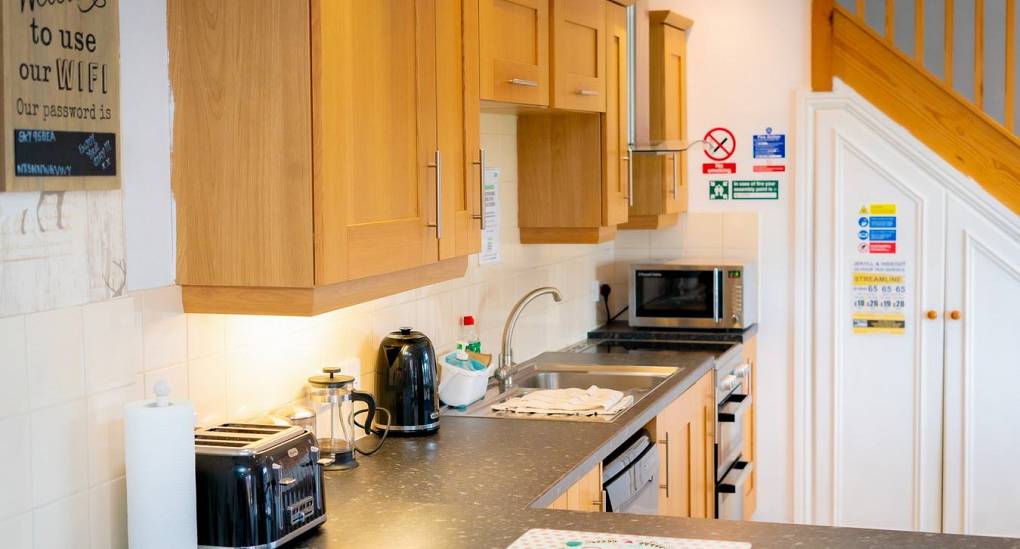 Kitchen side with integrated appliances 