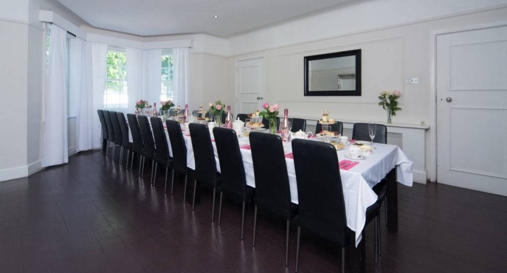 Dining room tabel and chairs in large room