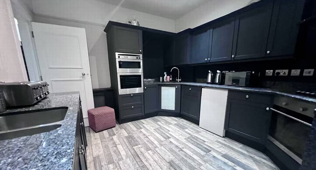 Kitchen in Hen accommodation