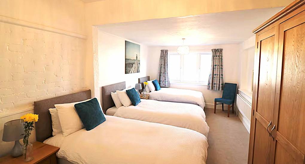 Triple room with single beds in a row