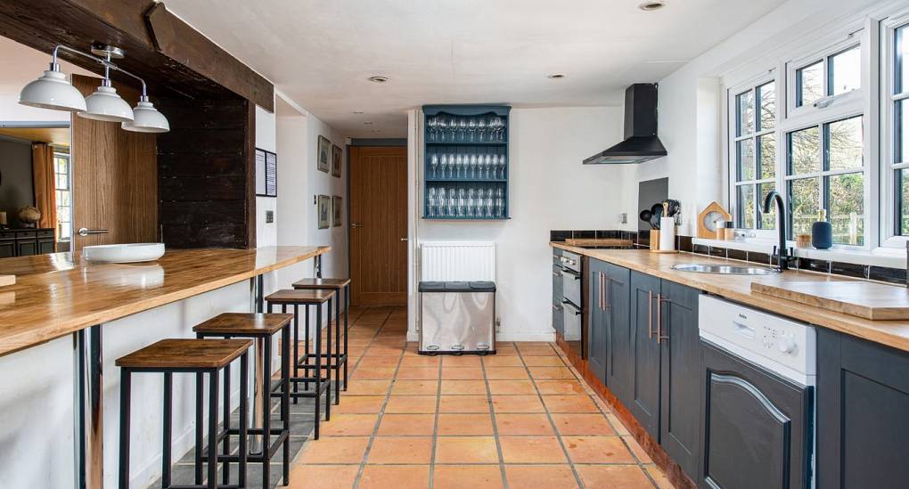 Kitchen with breakfast bar
