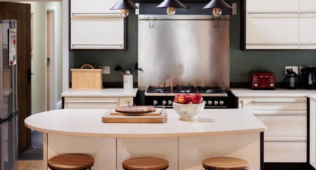 Kitchen breakfast bar