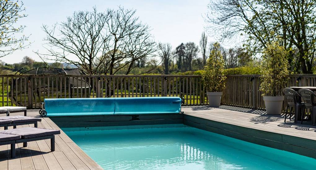 Light blue water in the pool