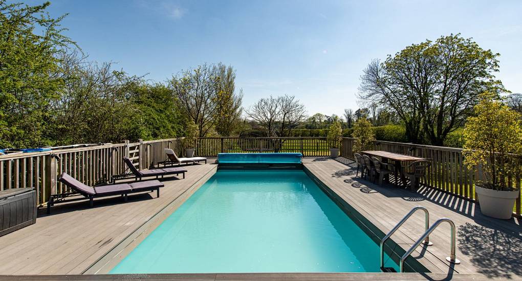 Long view od the pool with sun loungers
