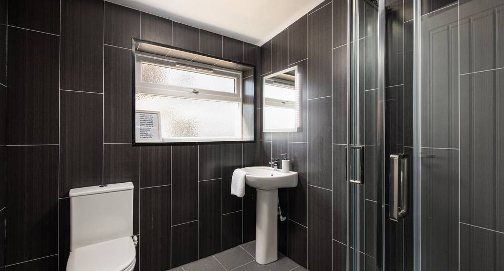 Small en suite shower room