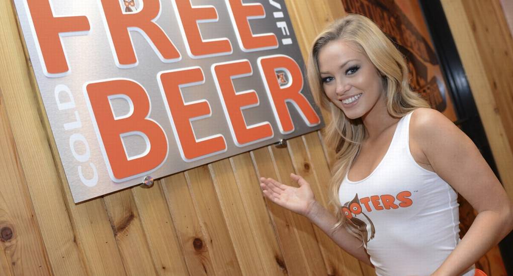 Hooters waitress with classic sign