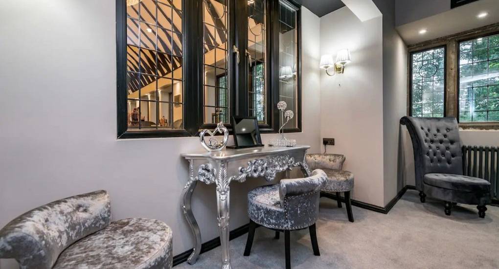 Style oozes out everywhere including this hallway