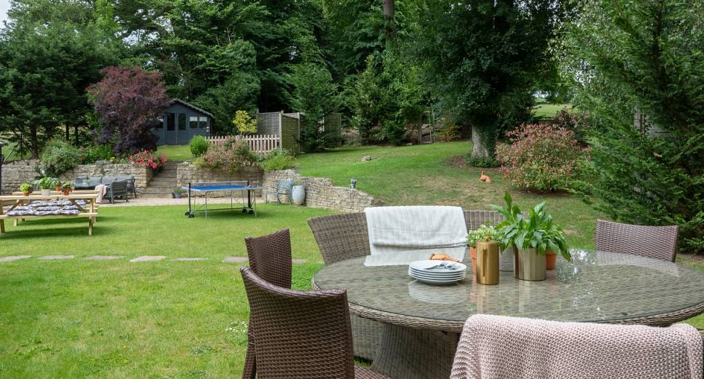 Large manicured garden at Summerset House: The perfect outdoor venue for Bath hen party activities and summer celebrations.