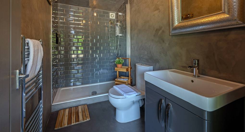 Modern en-suite bathroom at Summerset House: A premium hen party house near Bath city centre with high-end fixtures.