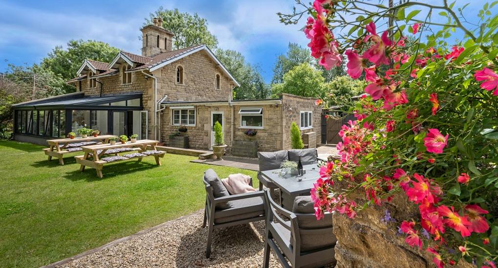 Summerset House Bath: Luxury stone country house with scenic views, ideal for large group hen party retreats.